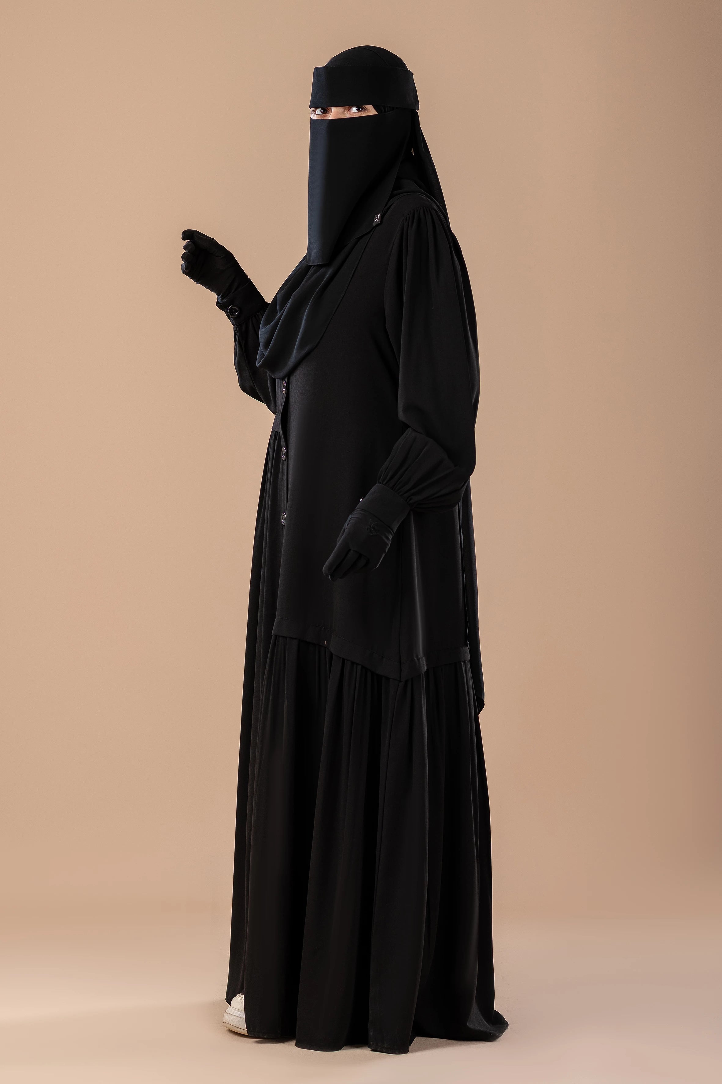عباية  لارا