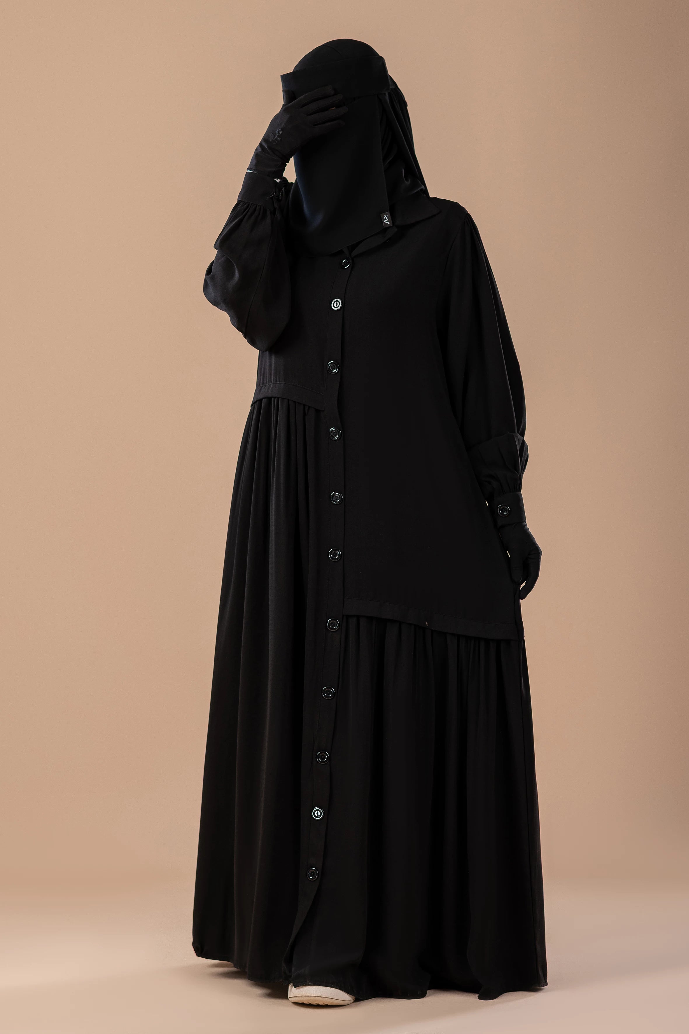 عباية  لارا