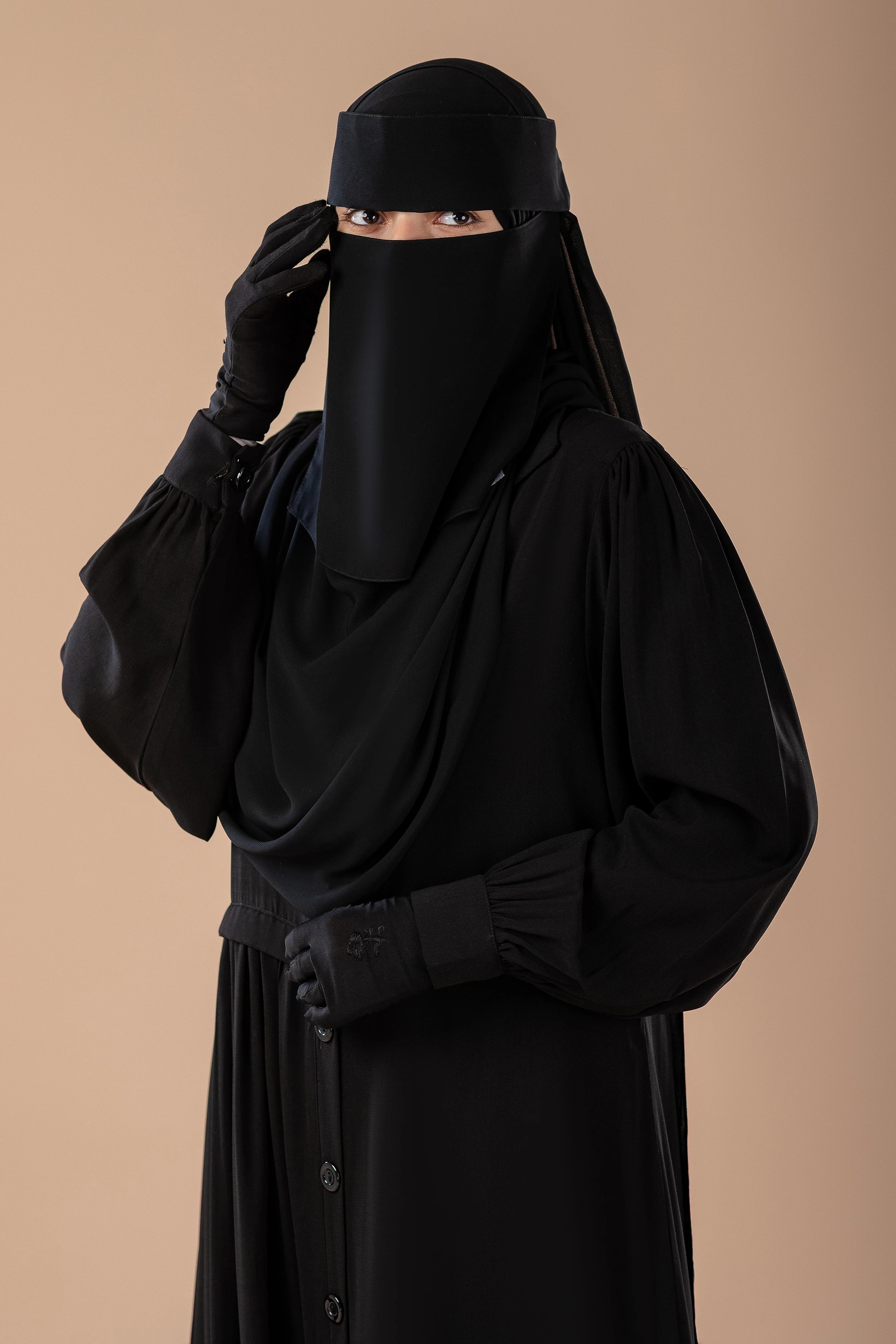 عباية  لارا