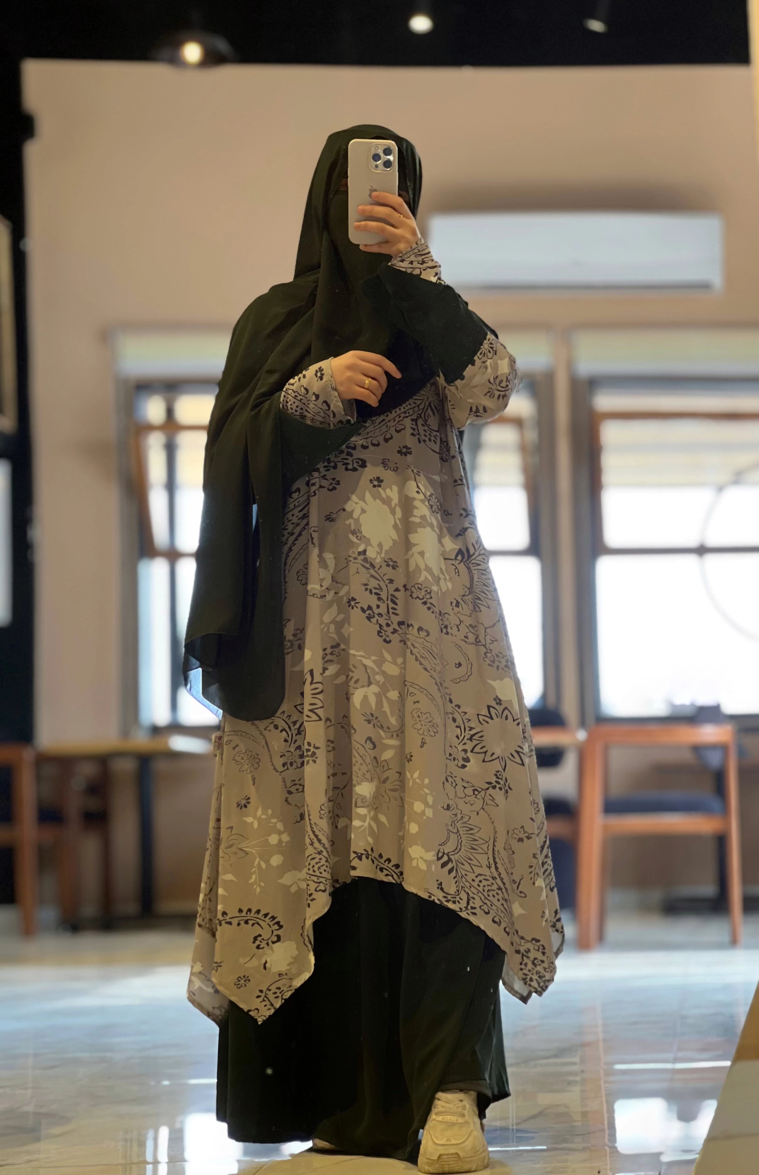 ادناء  ايثار